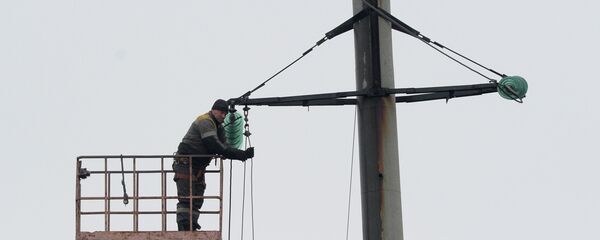 Ремонт линий электропередачи (Архивное фото) - Sputnik Молдова