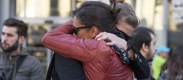 Горожане около театра Батаклан в Париже, в память о жертвах крупнейшего в истории Франции террористического акта, произошедшего 13 ноября 2015 года в Париже - Sputnik Moldova