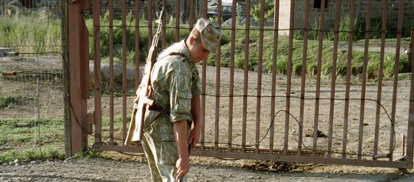 Пограничник зачищает контрольно-следовую полосу - Sputnik Moldova