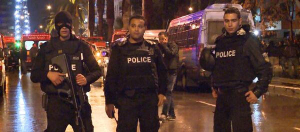 СПУТНИК_Полиция оцепила место взрыва автобуса с охраной президента Туниса СПУТНИК_Полиция оцепила место взрыва автобуса с охраной президента Туниса - Sputnik Молдова