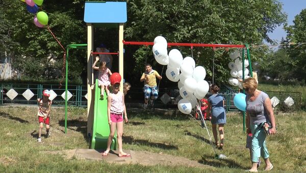 Фонд имени Мирона Шора преподнес подарки детям в честь их праздника - Sputnik Молдова