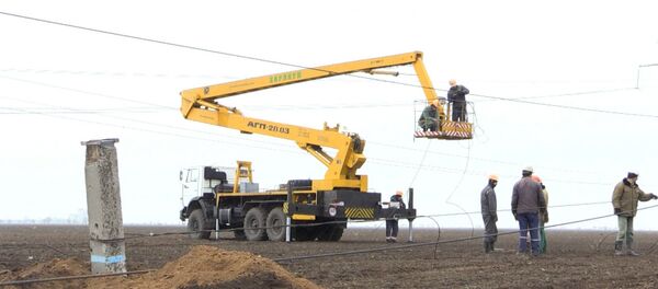 Спутник_Работы по восстановлению ЛЭП под Херсоном для подачи электричества в Крым Спутник_Работы по восстановлению ЛЭП под Херсоном для подачи электричества в Крым - Sputnik Молдова