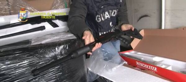 СПУТНИК_Полиция изъяла 800 дробовиков, отправленных в Бельгию. Оперативные кадры - Sputnik Молдова