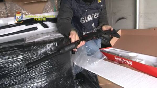 СПУТНИК_Полиция изъяла 800 дробовиков, отправленных в Бельгию. Оперативные кадры - Sputnik Молдова