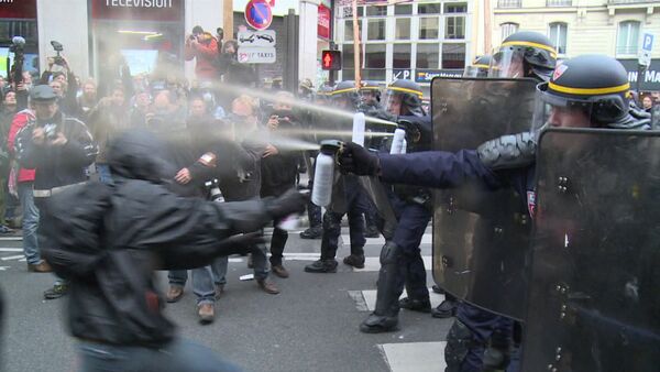 СПУТНИК_Полиция слезоточивым газом разогнала митингующих в защиту экологии в Париже - Sputnik Молдова