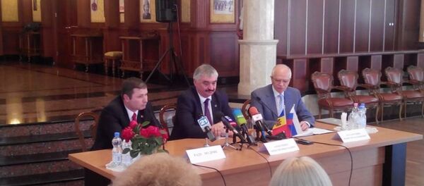 Посол России в Молдове Фарит Мухаметшин, помощник руководителя Россельхознадзора Алексей Алексеенко и председатель парламентской комиссии по агропромышленному комплексу Раду Мудряк - Sputnik Moldova
