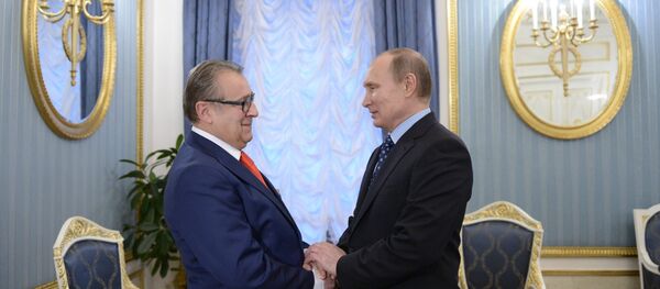 Президент РФ Владимир Путин поздравил в Кремле с юбилеем Геннадия Хазанова. - Sputnik Молдова