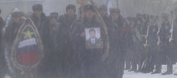 СПУТНИК_Тысячи жителей Липецка проводили в последний путь пилота Су-24 Олега Пешкова СПУТНИК_Тысячи жителей Липецка проводили в последний путь пилота Су-24 Олега Пешкова - Sputnik Молдова