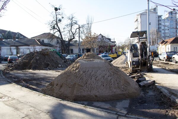 Бывший круг на пересечении улиц Александри и Вероники Микле стал местом складирования материалов. - Sputnik Молдова