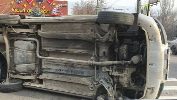 В Кишиневе автомобиль при аварии развалился на две части - Sputnik Молдова