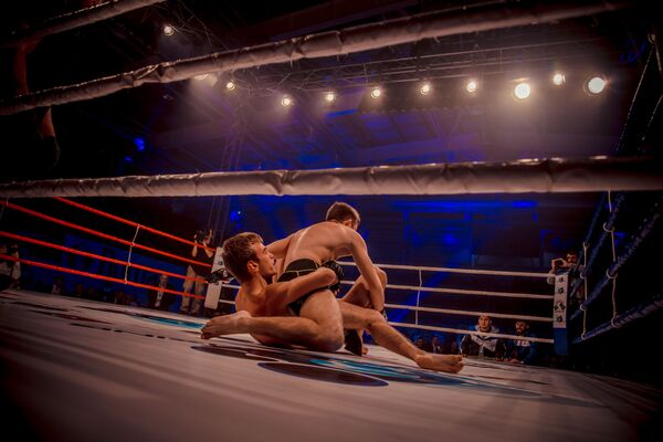 În ring, doi sportivi moldoveni: Ion Mândra și Denis Palancica. - Sputnik Moldova