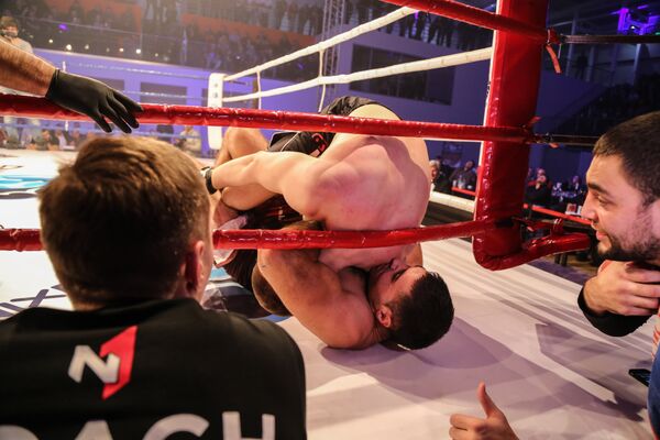 În ring: Nicolai Garbuz (Moldova) și Roman Gnezdilov (Rusia). - Sputnik Moldova