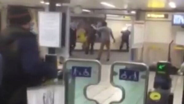 Задержание напавшего с ножом на пассажиров метро в Лондоне. Съемка очевидца - Sputnik Молдова