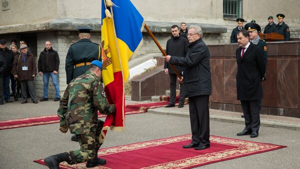Gheorghe Brega înmânează drapelul de luptă militarilor moldoveni din contingentul KFOR-4 - Sputnik Moldova