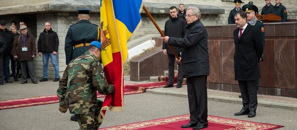 Gheorghe Brega înmânează drapelul de luptă militarilor moldoveni din contingentul KFOR-4 - Sputnik Moldova