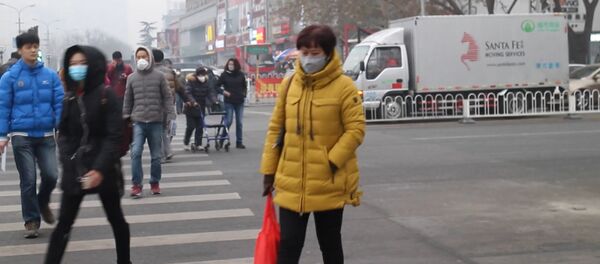 СПУТНИК_Китайцы в защитных масках шли по задымленным из-за смога улицам Пекина - Sputnik Молдова