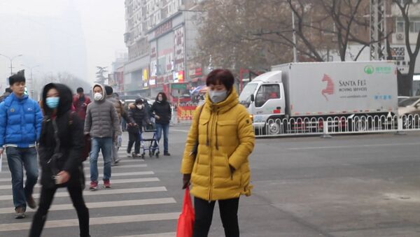 СПУТНИК_Китайцы в защитных масках шли по задымленным из-за смога улицам Пекина - Sputnik Молдова