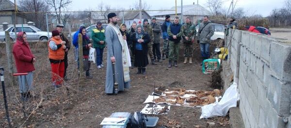 Служба над останками трех красноармейцев. Служба над останками трех красноармейцев. - Sputnik Молдова