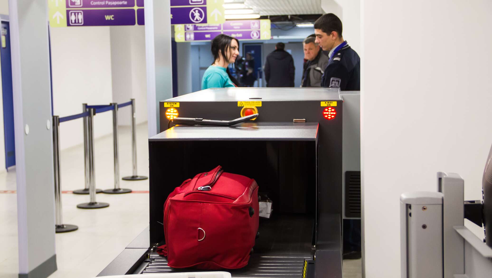 Место досмотра. Контроль багажа в аэропорту. Сканирование багажа в аэропорту. Сканирование чемоданов в аэропорту. Аппарат для просвечивания багажа.