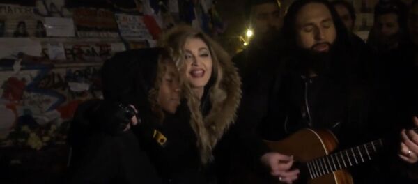Спутник_Мадонна в Париже исполнила песню Леннона Imagine в память о жертвах терактов - Sputnik Молдова
