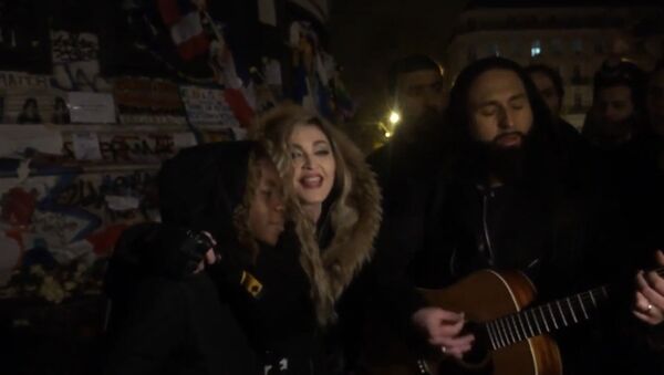 Спутник_Мадонна в Париже исполнила песню Леннона Imagine в память о жертвах терактов - Sputnik Молдова