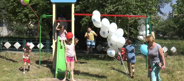 Fundația Miron Shor a oferit daruri cu prilejul sărbătorii copiilor Fundația Miron Shor a oferit daruri cu prilejul sărbătorii copiilor - Sputnik Moldova