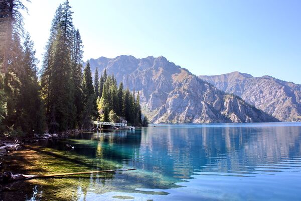 Высокогорные озера Сары-Челека по праву считаются самыми красивыми местами на западе Кыргызстана. Они лежат на высоте 1940 метров над уровнем моря в предгорьях Чаткальского хребта, в 500 километрах от столицы страны — Бишкека и в 300 — от Оша - Sputnik Молдова