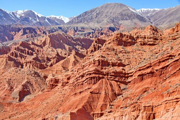 В Кыргызстане тоже есть свой Grand Canyon, и находится он в долине реки Конорчок, которая начинается на слиянии рек Конорчок и Кокжар-Суу. Создавались каньоны ветром и водой на протяжении длительного времени - Sputnik Молдова