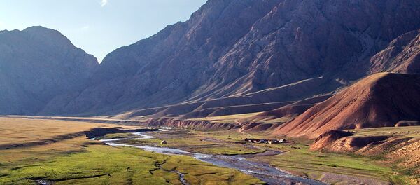 Река Кажырты (Кок-Джерты) — единственная река, вытекающая из высокогорного озера Сон-Куль Река Кажырты (Кок-Джерты) — единственная река, вытекающая из высокогорного озера Сон-Куль - Sputnik Молдова
