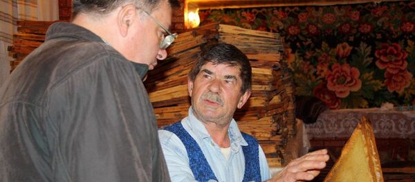 Хозяин Дома меда Константин Стегэреску (справа) и журналист Олег Таценко - Sputnik Молдова