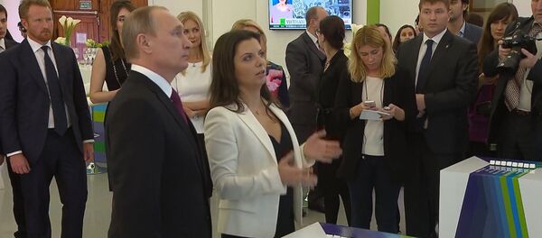 СПУТНИК_Выставка в честь юбилея RT: визит Путина и видеообращение Ларри Кинга СПУТНИК_Выставка в честь юбилея RT: визит Путина и видеообращение Ларри Кинга - Sputnik Молдова