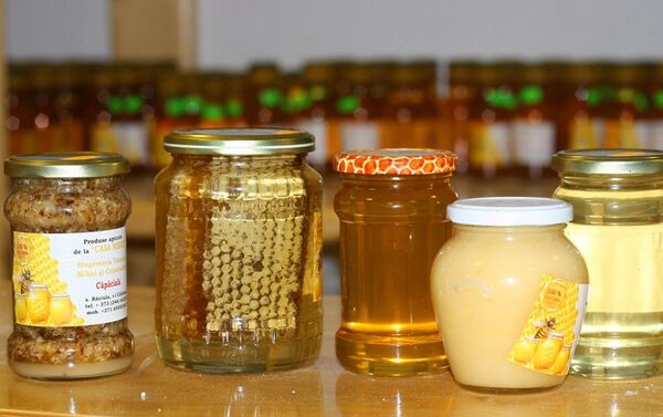 На стеллажах ровными рядами расставлены баночки с медом, расфасованные в наиболее популярных у покупателей объемах – по полкило и по килограмму. - Sputnik Молдова