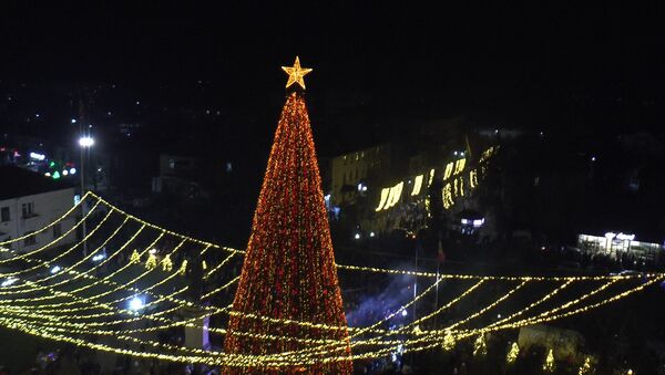 В Оргееве зажгли огни на самой высокой рождественской елке в стране - Sputnik Молдова