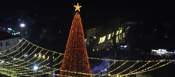 В Оргееве зажгли огни на самой высокой рождественской елке в стране В Оргееве зажгли огни на самой высокой рождественской елке в стране - Sputnik Молдова