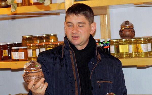 На стеллажах ровными рядами расставлены баночки с медом, расфасованные в наиболее популярных у покупателей объемах – по полкило и по килограмму. - Sputnik Молдова