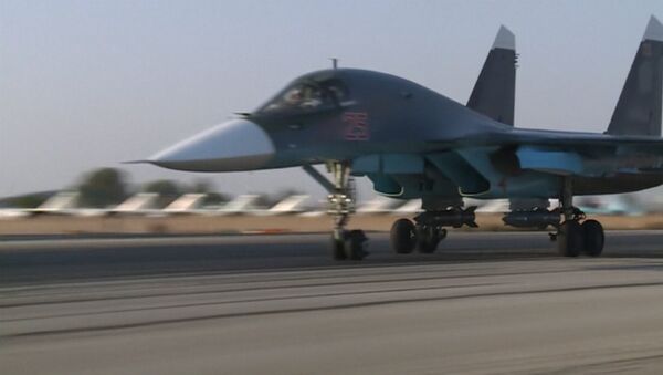Взлет Су-24 и Су-25 с базы РФ в Сирии для нанесения ударов по террористам - Sputnik Молдова