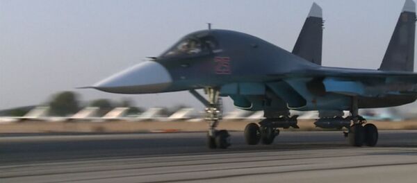 Взлет Су-24 и Су-25 с базы РФ в Сирии для нанесения ударов по террористам - Sputnik Moldova