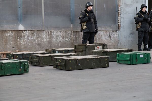 Poliția păzește lăzile cu armament, aduse pentru topire - Sputnik Moldova