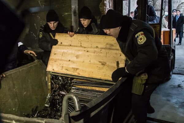 Polițiștii încarcă armele din lăzi în containere - Sputnik Moldova