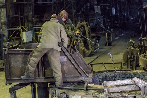 Рабочие загружают оружие для переплавки в котел - Sputnik Молдова