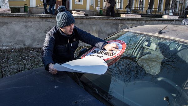 За нарушение правил авто получает наклейку от лидера СтопХам в Молдове Александра Чолака. - Sputnik Молдова
