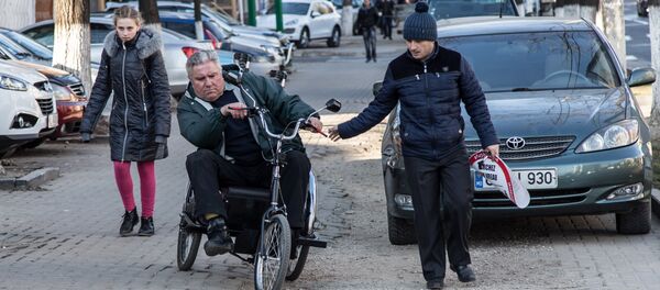 Самому в таких условиях на коляске не вырулить. - Sputnik Молдова