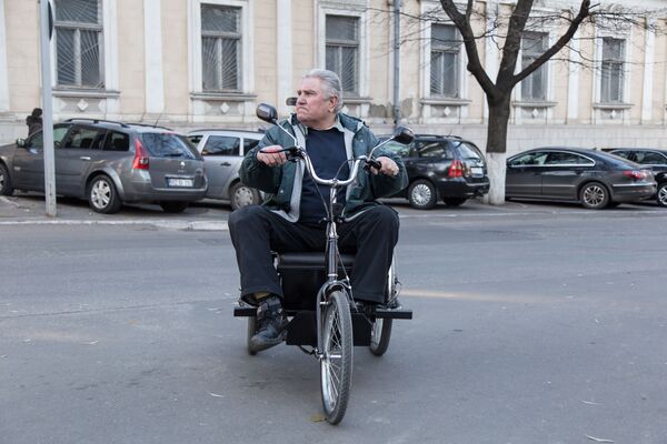 Пришлось ждать, пока полицейские разрешат проехать по-над парламентом. - Sputnik Молдова