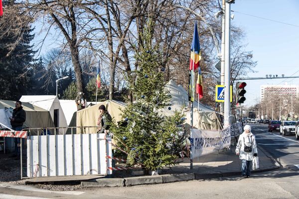 Палаточный городок у стен парламента готов к зиме, но совершенно не готов к тому, чтобы обеспечить проезд инвалидов по этому отрезку тротуара. - Sputnik Молдова