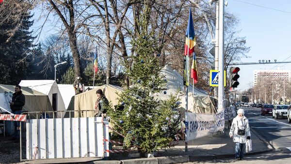 Палаточный городок у стен парламента готов к зиме, но совершенно не готов к тому, чтобы обеспечить проезд инвалидов по этому отрезку тротуара. - Sputnik Молдова