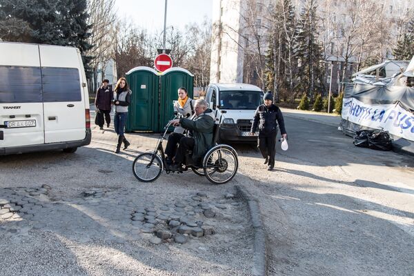 Тротуар-месиво продолжается прямо рядом с парламентом. - Sputnik Молдова