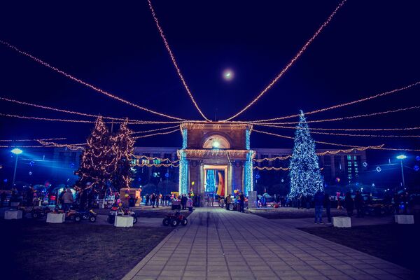 Arcul de Triumf din Chișinău strălucește de luminină - Sputnik Moldova