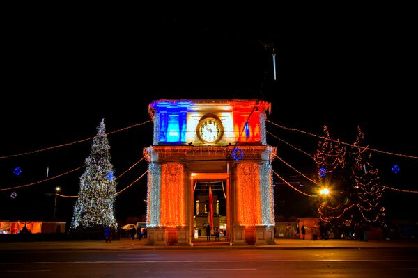..та, что рядом  с Триумфальной аркой.  Хочется всем пожелать исполнения заветных желаний, пусть сбудутся все добрые мечты - Sputnik Молдова