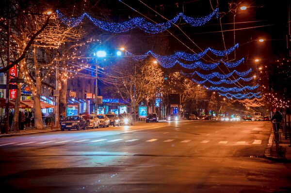 Есть города с новогодней голограммой. А Кишинев с такой вот голо... Ладно, с Новым годом! Есть города с новогодней голограммой. А Кишинев с такой вот голо... Ладно, с Новым годом! - Sputnik Молдова