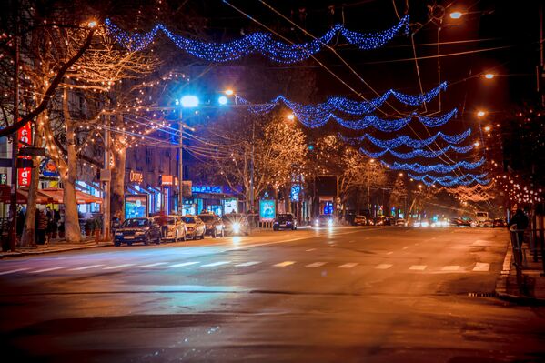 Orașul este împodobit cu ghirlande. În noaptea de Anul Nou, locuitorii vor ieși în străzi pentru a-şi adresa cuvinte de felicitare - Sputnik Moldova